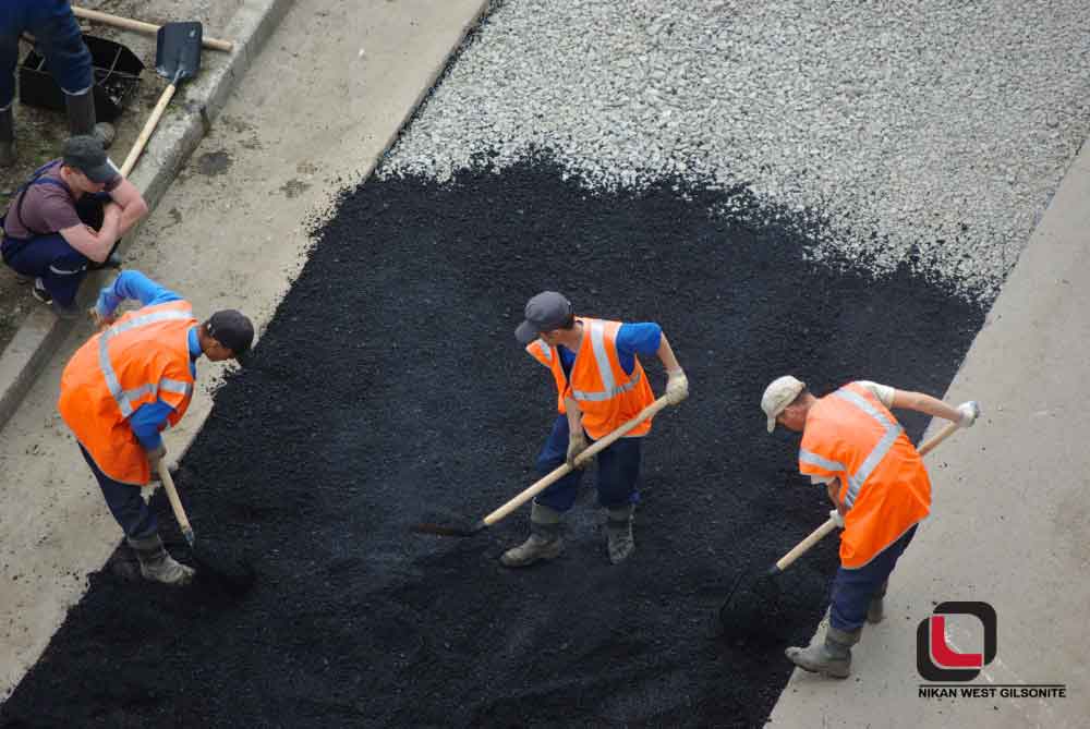 Hot mix asphalt plant producing natural bitumen-modified pavement layers